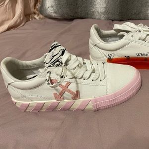 Off White vulcanized white/pink low top sneakers